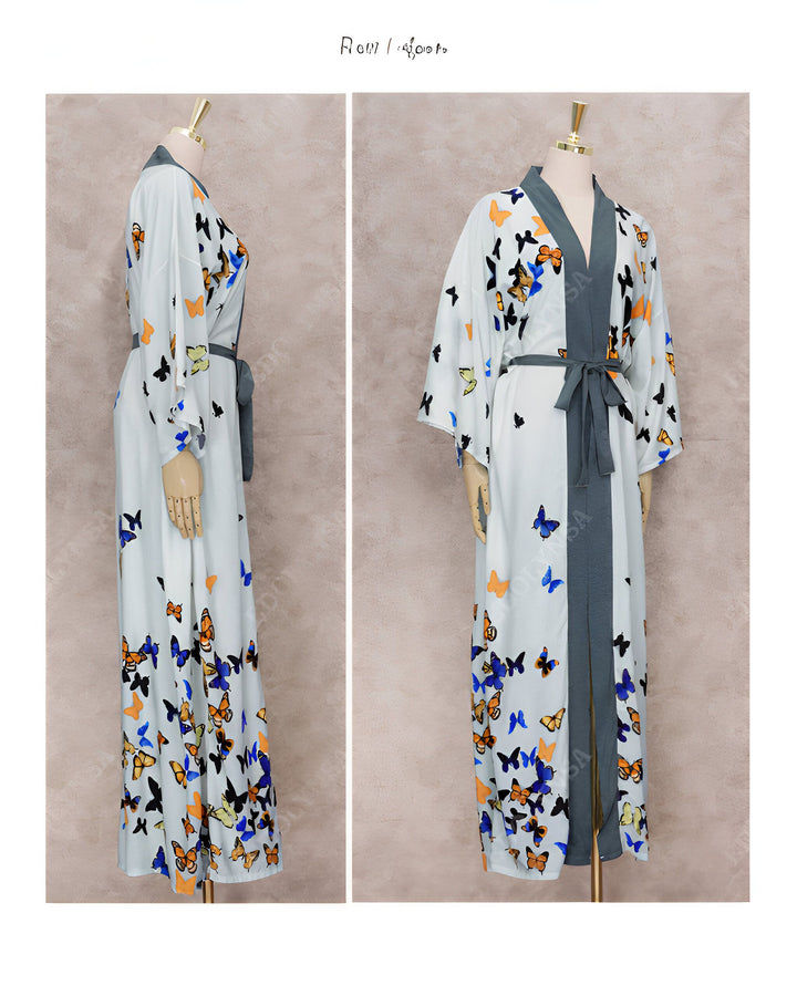 Kimono long blanc à motifs de papillons bleus et orange. Ceinture grise. Vêtements japonais traditionnels. Tenue élégante et confortable.