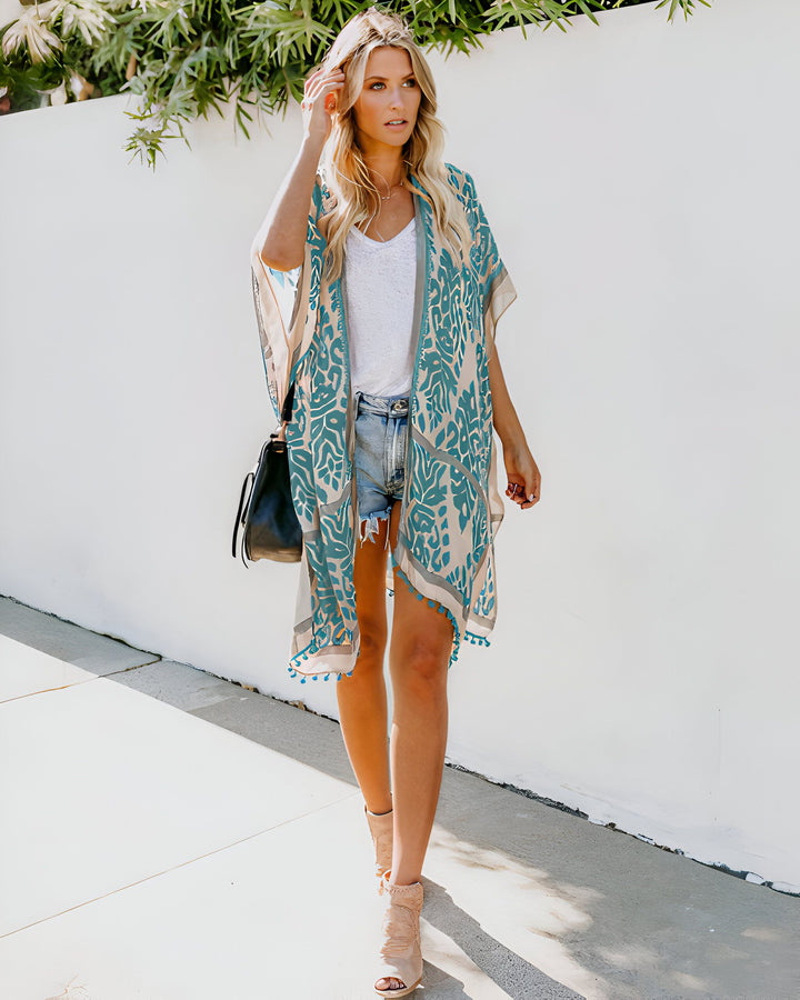 Femme portant un kimono turquoise à motifs. Kimonos pour femmes, vêtements d'extérieur légers et élégants. Accessoires de mode kimono.