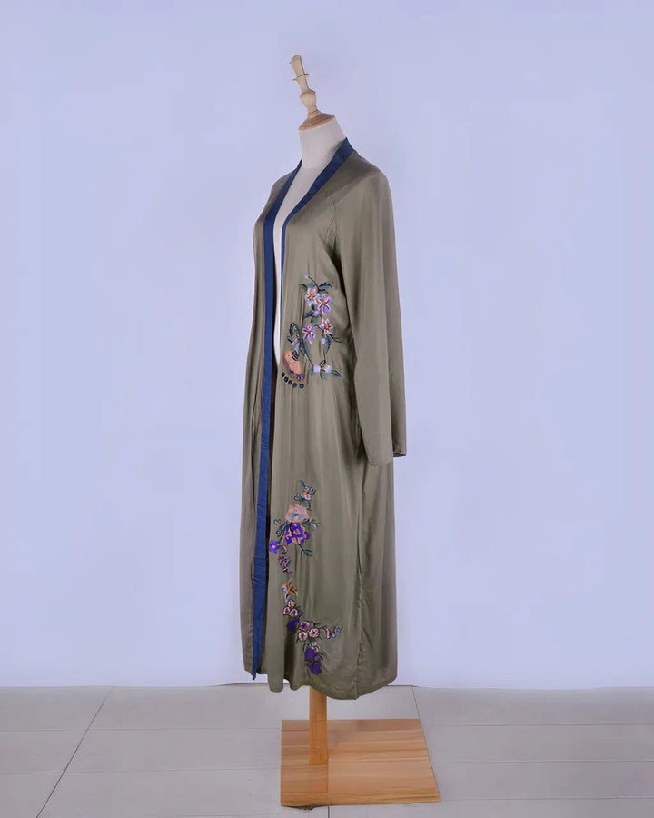 Kimono long vert olive avec broderies florales sur un mannequin. Vêtements de style japonais, robes de chambre élégantes et confortables. Collection de kimonos pour femmes.