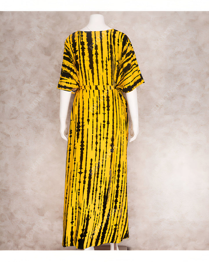 Vue arrière d'une robe longue jaune à rayures noires sur un mannequin. Robe à manches courtes avec ceinture. Mode été.