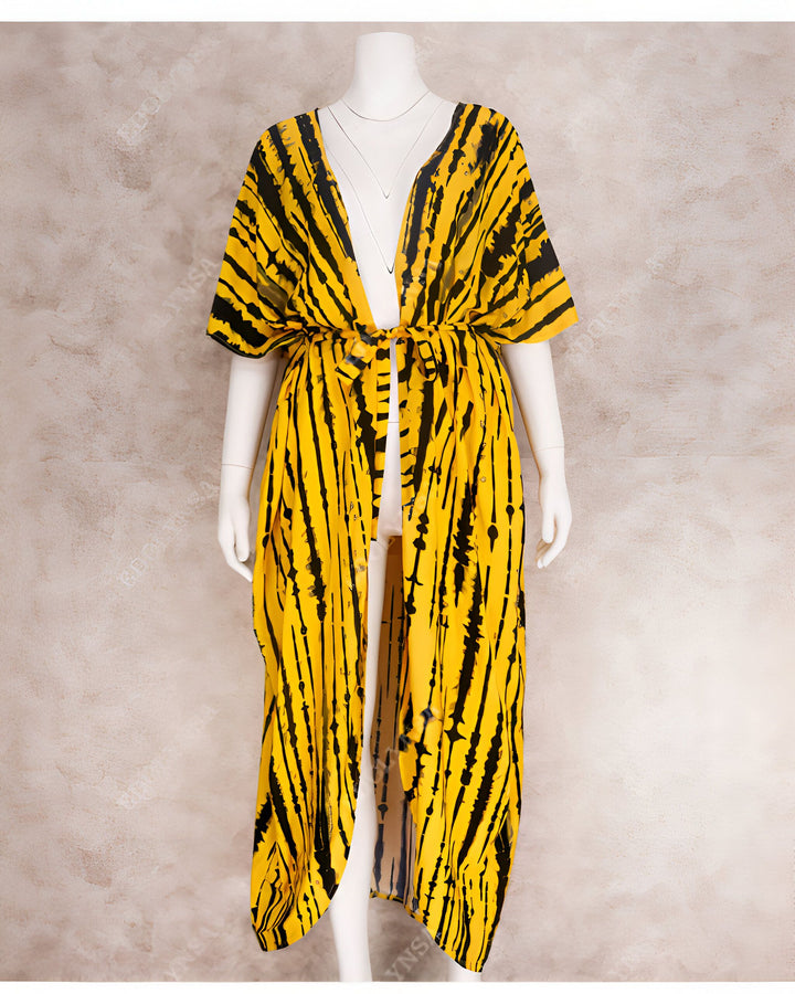 Kimono jaune et noir à rayures sur mannequin blanc. Longue robe d'été à manches courtes, idéale pour la plage ou une tenue décontractée. Accessoire de mode tendance.