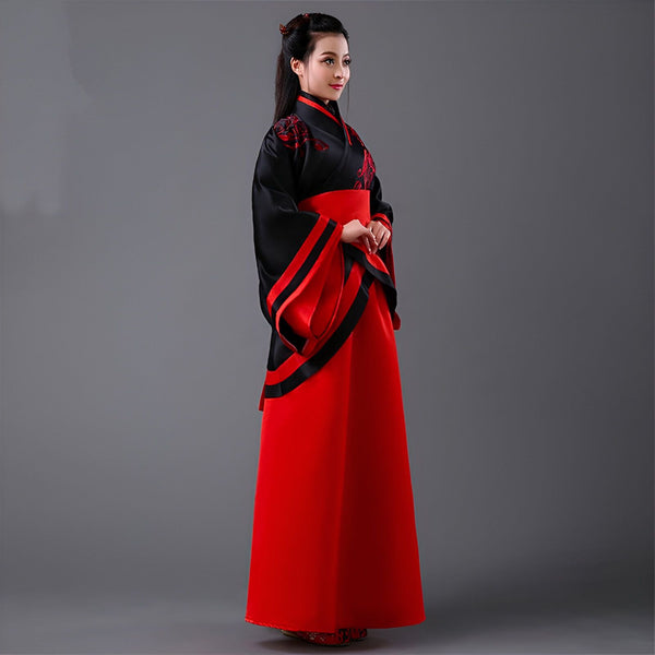 Femme portant un kimono traditionnel noir et rouge. Vêtements de style kimono, disponibles dans notre boutique. Découvrez notre collection de kimonos uniques. Élégance et tradition.