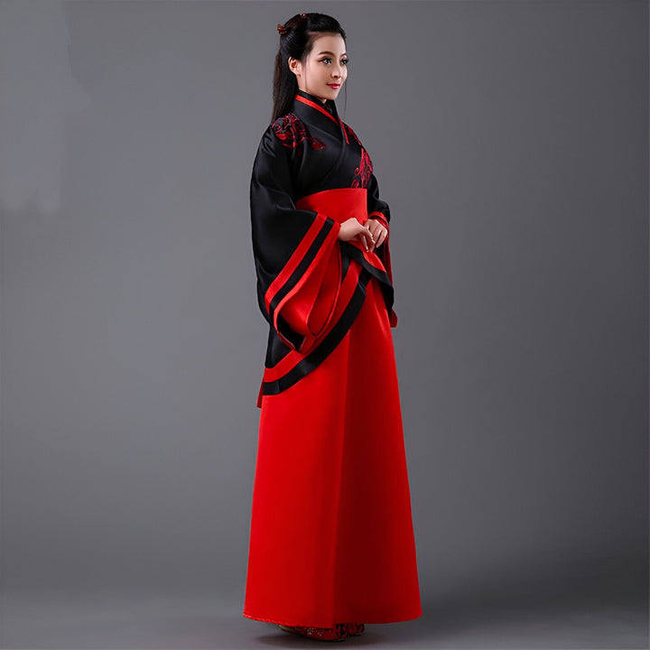 Femme portant un kimono traditionnel noir et rouge. Vêtements de style kimono, disponibles dans notre boutique. Découvrez notre collection de kimonos uniques. Élégance et tradition.