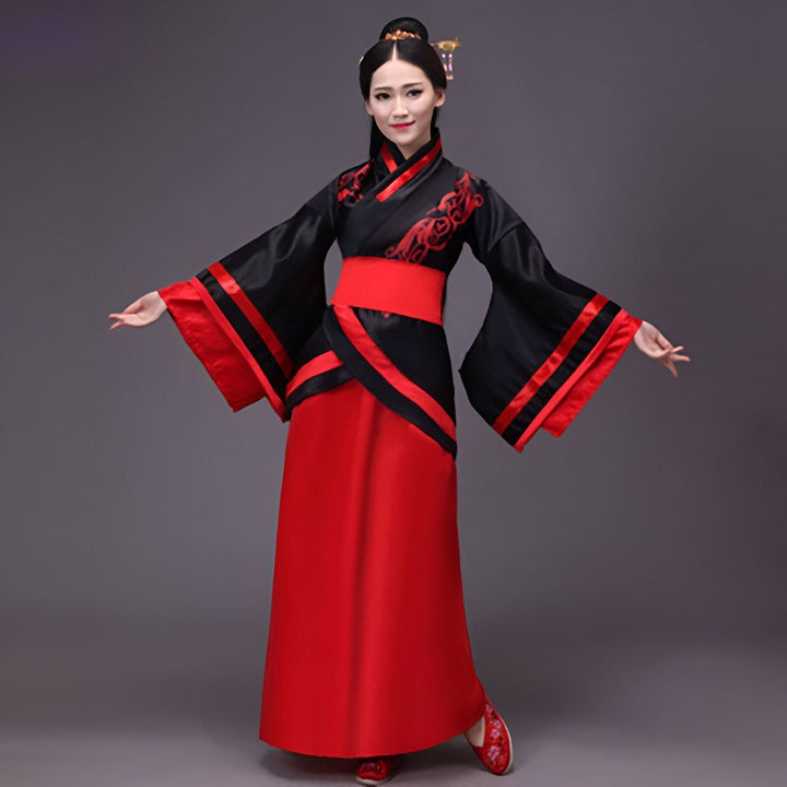 Femme en kimono noir et rouge, manches amples et ceinture rouge. Kimonos traditionnels à vendre.