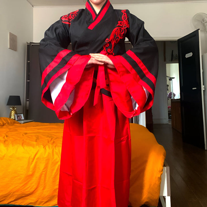 Kimono rouge et noir avec motifs brodés rouges. Vente de kimonos traditionnels et modernes. Découvrez notre collection de kimonos uniques.