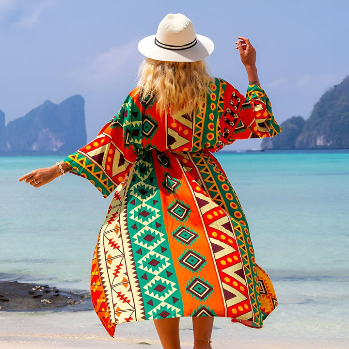 Femme portant un kimono coloré sur une plage tropicale. Kimono à motifs géométriques vibrants. Mode estivale, vêtements de plage, collection kimono.