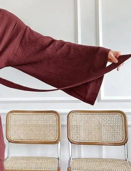 Kimono bordeaux en tissu texturé. Vente de kimonos en ligne. Mode japonaise revisitée.