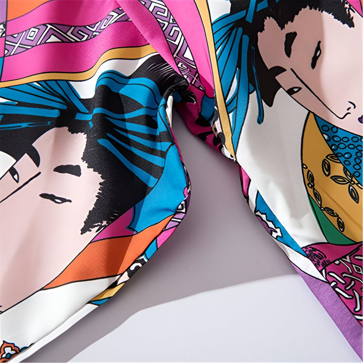 Détail d'un kimono imprimé avec des motifs de visages et des couleurs vives (rose, bleu, orange). Vêtement japonais élégant et original, parfait pour un look unique. Kimonos à motifs pour femmes, collection tendance.