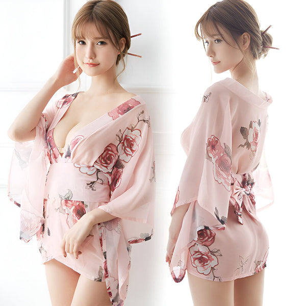 Femme portant un kimono rose à fleurs. Vente de kimonos en ligne. Kimono traditionnel japonais revisité. Vêtement d'intérieur confortable et élégant. Idée cadeau originale. Mode japonaise.
