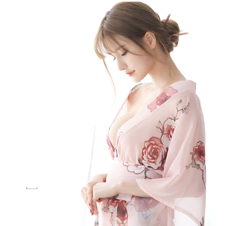 Femme portant un kimono rose à motifs floraux. Découvrez notre collection de kimonos pour femmes.