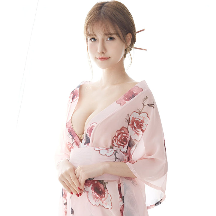 Femme asiatique portant un kimono rose à fleurs. Kimonos traditionnels japonais à vendre.