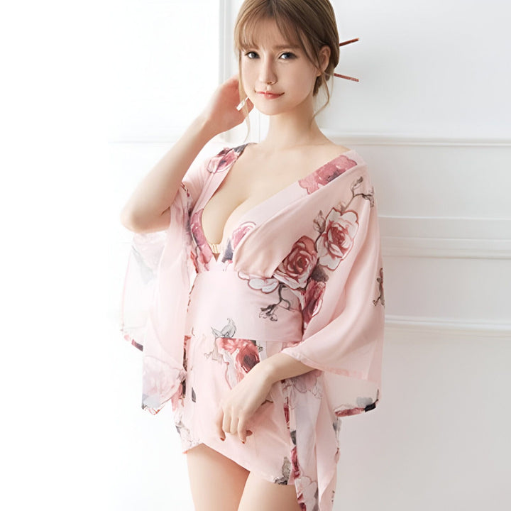 Femme portant un kimono rose à motifs floraux. Kimonos japonais traditionnels et modernes à vendre.