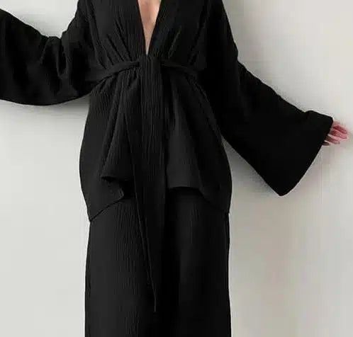 Kimono noir élégant avec ceinture, manches amples. Vêtements japonais traditionnels revisités pour un style moderne. Notre collection de kimonos de qualité.