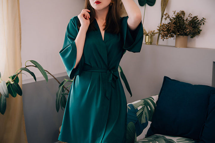 Femme portant un kimono vert émeraude, élégant et confortable. Vente de kimonos en ligne.