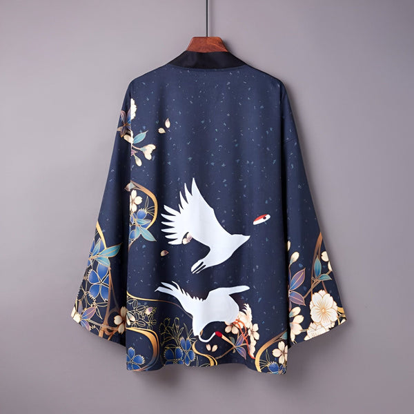 Kimono bleu marine avec motifs de grues blanches et de fleurs, style japonais traditionnel. Vêtement léger et élégant, parfait pour un look unique.