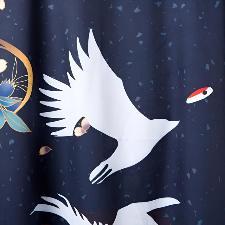 Motif de kimono avec grues blanches en vol, fleurs de cerisier dorées et motifs japonais sur fond bleu marine. Tissu de qualité pour kimono traditionnel.
