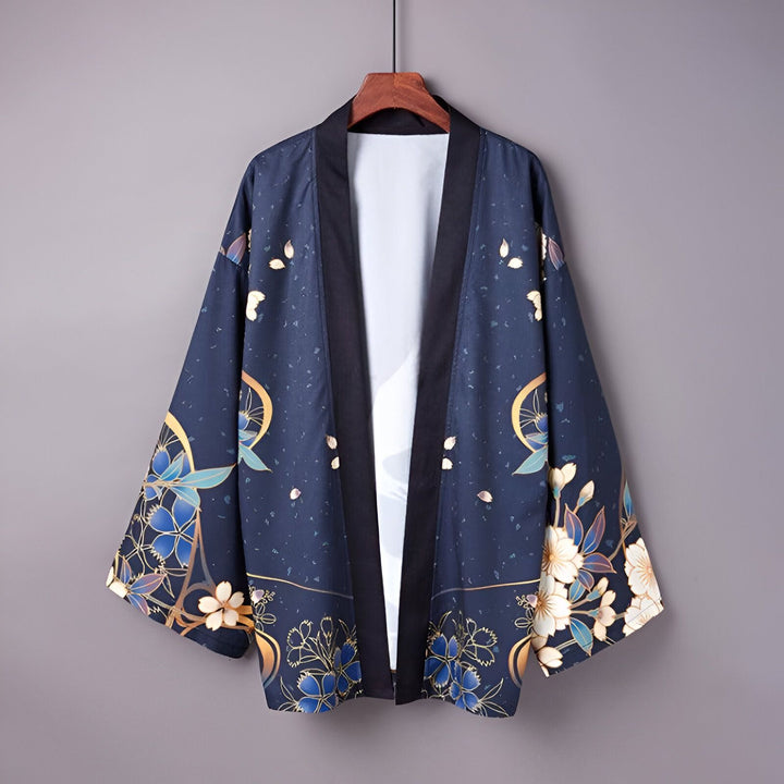 Kimono bleu marine à motifs floraux sur cintre. Vêtement de style japonais, idéal pour un look unique et élégant. Découvrez notre collection de kimonos.