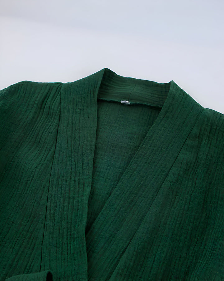 Kimono vert texturé en coton, vêtement traditionnel japonais revisité. Achetez nos kimonos en ligne pour un style unique et confortable.