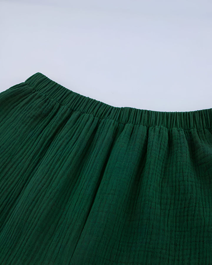 Détail du pantalon kimono vert foncé. Tissu texturé avec taille élastique. Vêtements de style japonais pour femme.