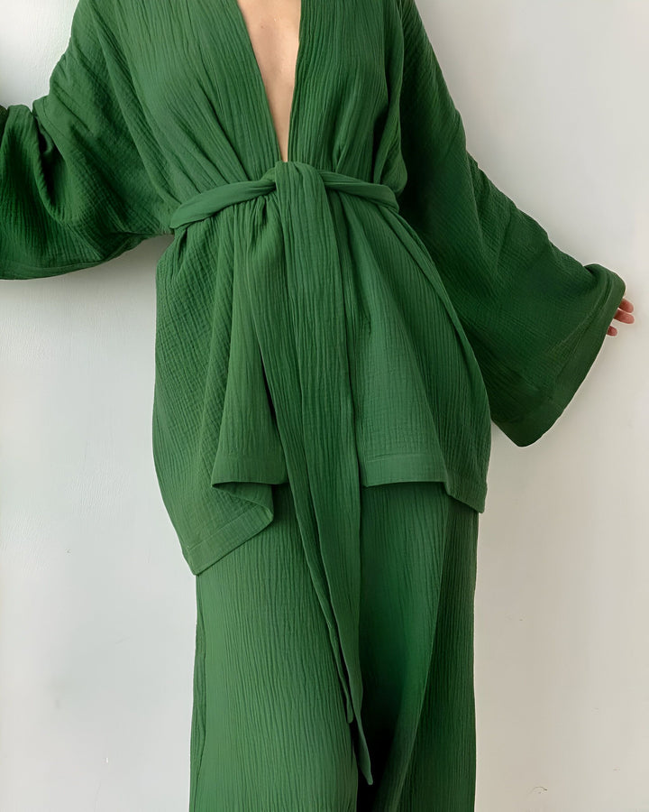 Kimono vert noué à la taille. Ensemble kimono et pantalon vert émeraude, vêtement d'intérieur confortable et élégant. Découvrez notre collection de kimonos.