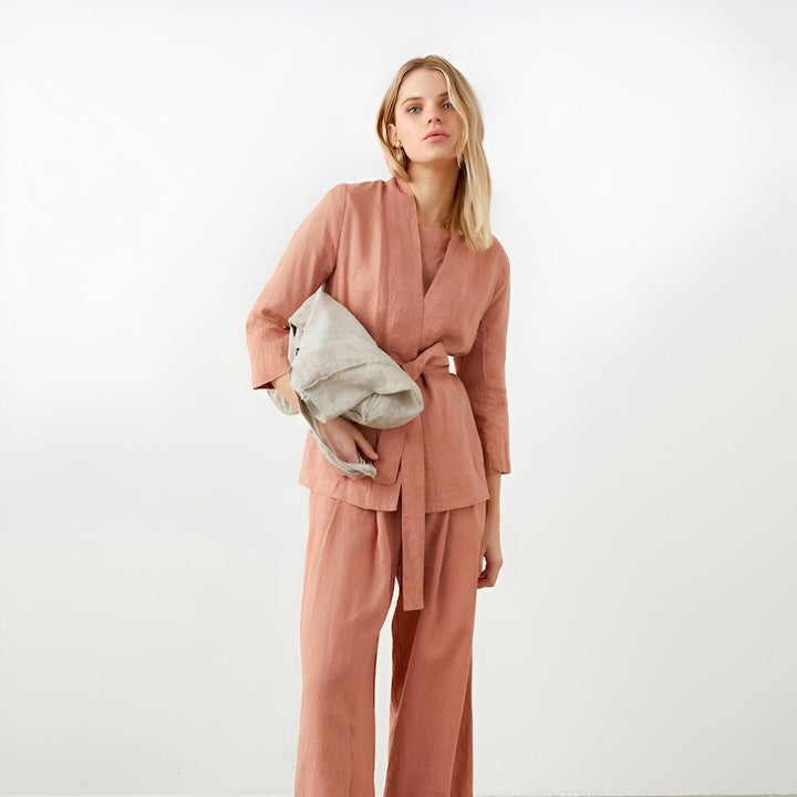 Femme portant un kimono rose avec pantalon assorti. Vêtements kimono tendance. Style kimono moderne. Kimonos à vendre.
