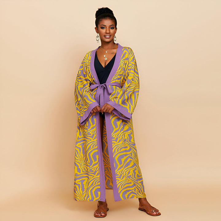 Femme portant un kimono long imprimé zébré jaune et violet. Kimonos à motifs originaux disponibles en ligne.