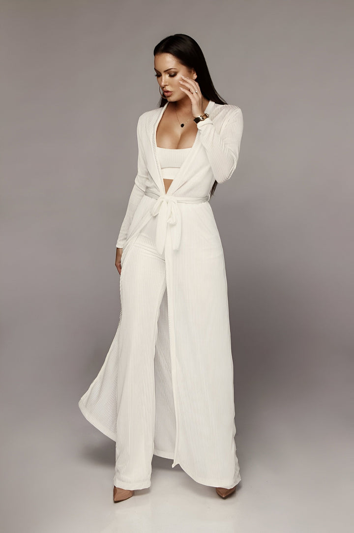 Femme portant un kimono blanc élégant avec pantalon et haut assortis. Collection de kimonos pour femmes. Mode kimono tendance.