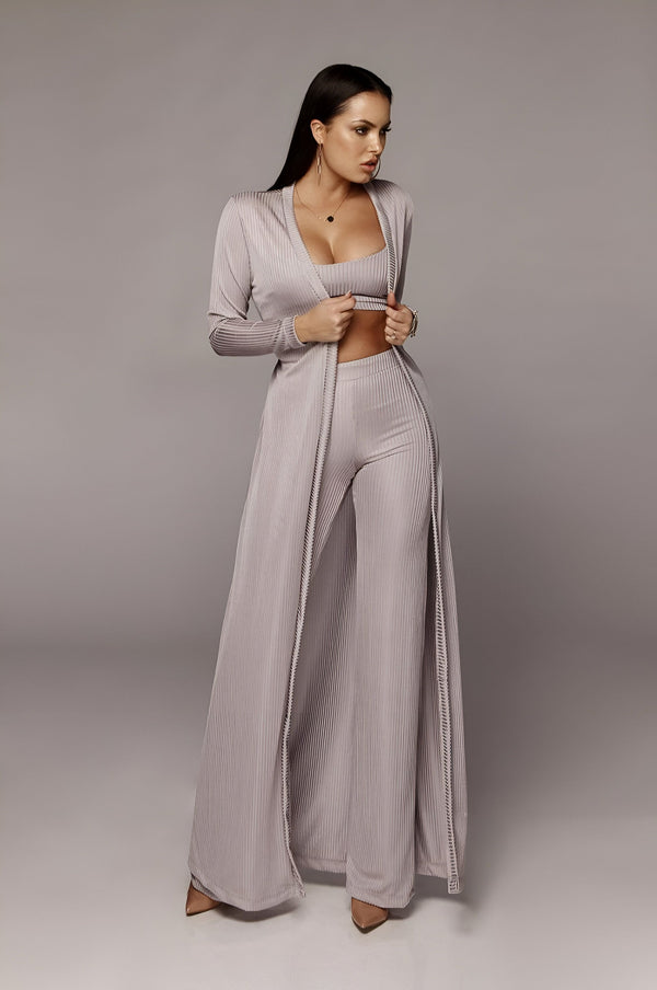 Femme en kimono gris texturé, ensemble crop top, pantalon large et veste longue ouverte. Mode kimono élégante.