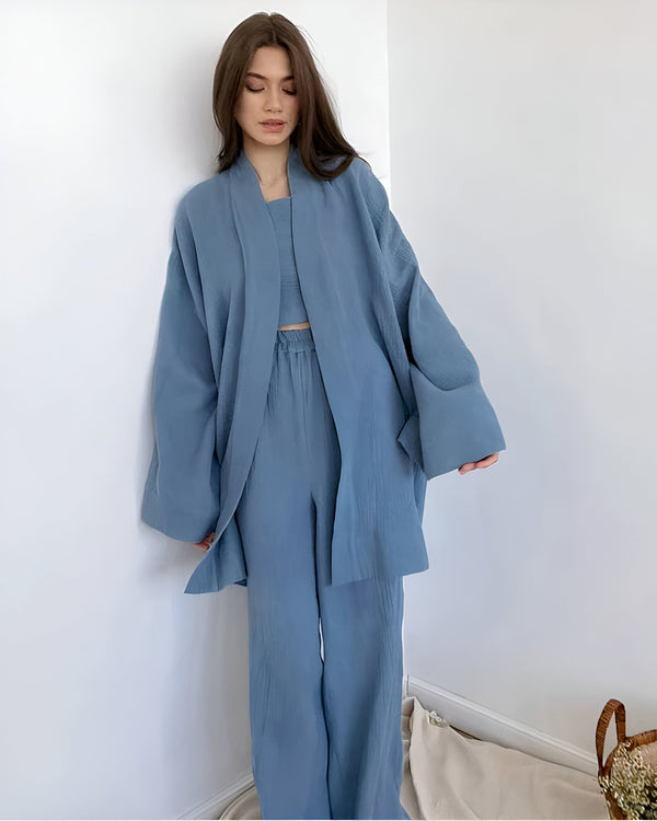 Femme portant un kimono bleu en lin avec un pantalon assorti. Ensemble confortable et élégant. Vêtements de détente japonais modernes. Kimonos de haute qualité en vente.