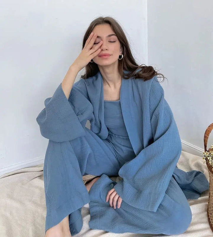 Femme portant un kimono bleu confortable. Découvrez notre collection de kimonos uniques et élégants en vente.