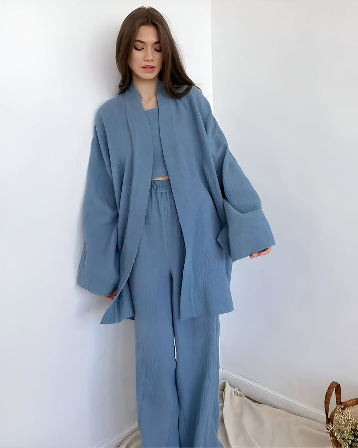 Femme portant un kimono bleu avec un pantalon assorti. Ensemble kimono confortable et élégant. Achetez nos kimonos de haute qualité en ligne!