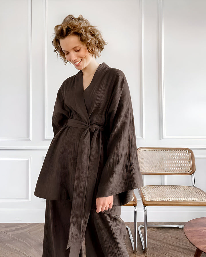 Femme souriante portant un kimono marron en coton. Vêtements d'intérieur confortables et élégants. Boutique de kimonos en ligne.