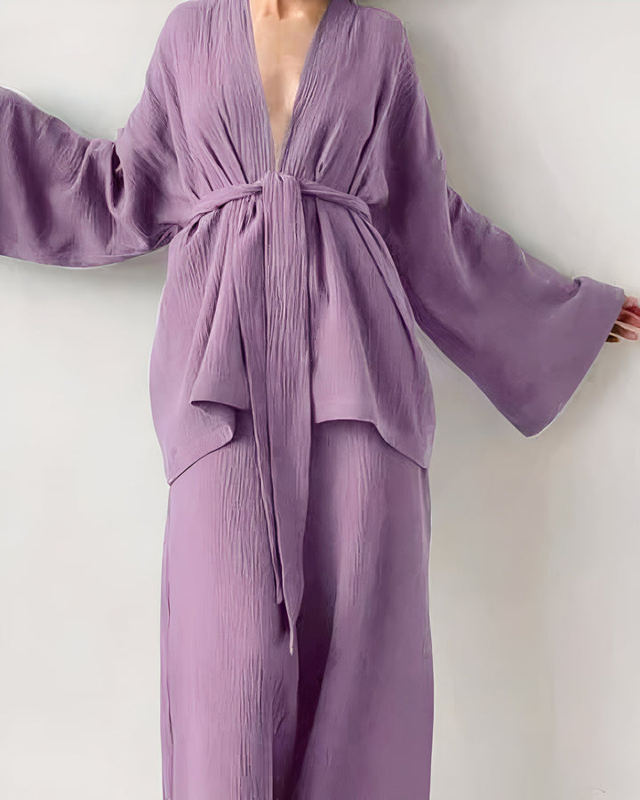 Kimono lilas en ensemble avec ceinture, manches amples. Vêtements japonais modernes pour femme, disponibles à l'achat.