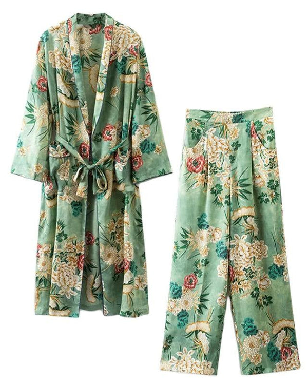 Ensemble kimono femme vert à motifs floraux. Peignoir kimono avec ceinture et pantalon assorti. Vêtements traditionnels japonais revisités pour un look moderne.