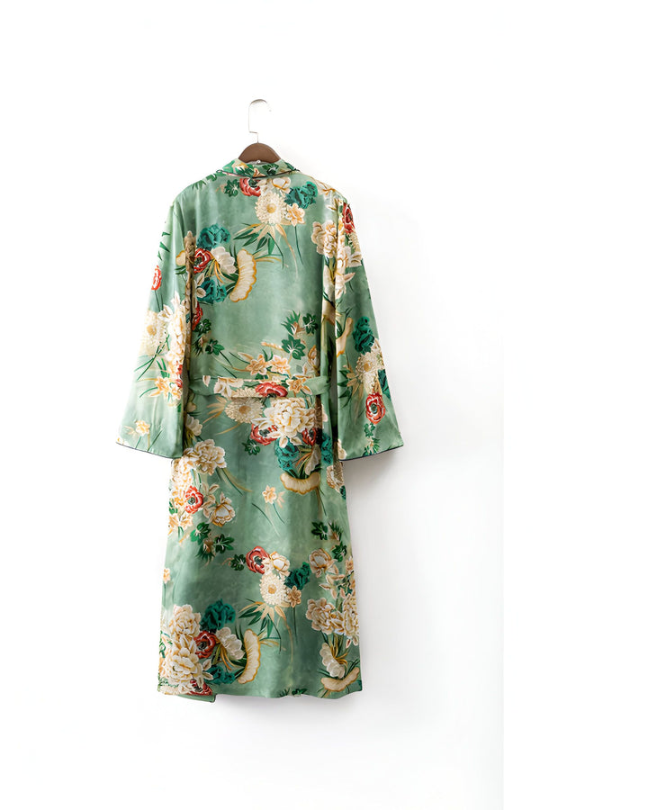 Kimono long vert à motifs floraux suspendu. Vêtement d'intérieur confortable et élégant. Idéal pour se détendre avec style. Découvrez notre collection de kimonos uniques.