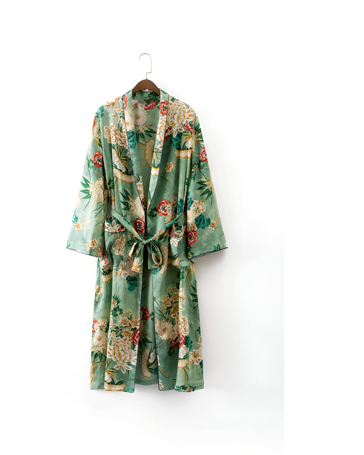 Kimono fleuri vert clair suspendu. Peignoir japonais élégant avec imprimé floral, idéal pour se détendre à la maison. Vêtement traditionnel revisité.