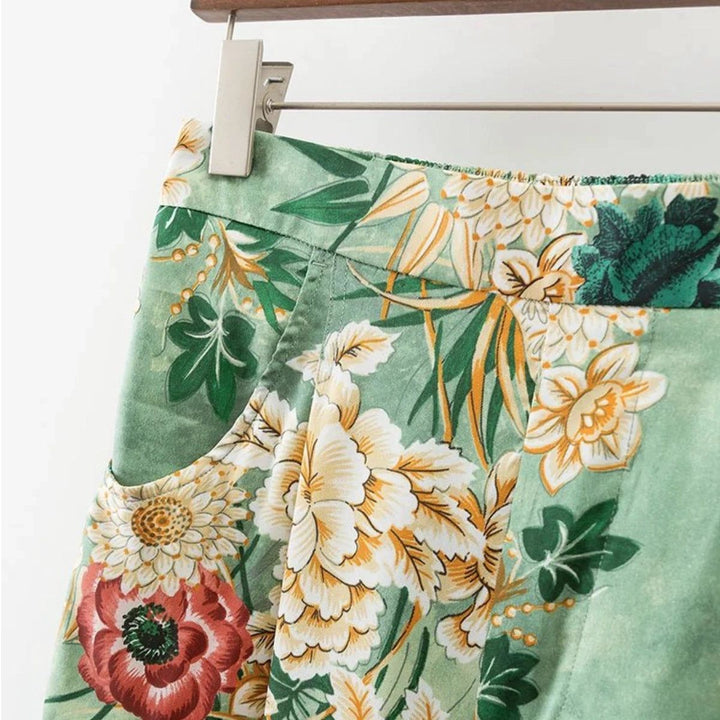 Détail d'un pantalon kimono à motifs floraux verts. Vêtement estival léger et confortable, parfait pour un look bohème chic. Motifs de fleurs et de feuilles. Article de mode de notre collection kimono.