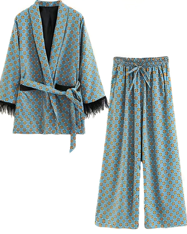 Ensemble kimono et pantalon assorti à motifs bleus et ocres. Kimono à ceinture avec franges noires. Vêtements style japonais pour femme.