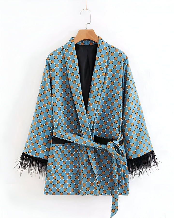 Kimono bleu à motifs géométriques et ceinture noire, détails plumes noires aux manches. Vêtement style japonais.