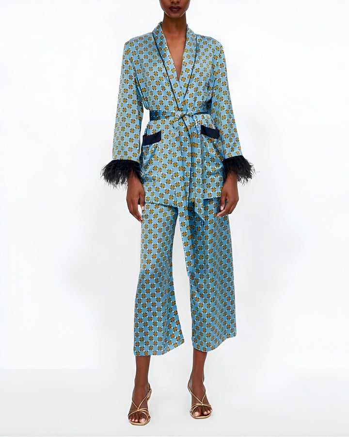 Ensemble kimono bleu à motifs, avec ceinture et finitions en plumes noires. Vêtements de style japonais, parfaits pour la détente et l'élégance. Découvrez notre collection de kimonos uniques.