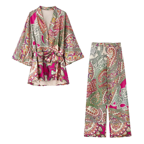 Ensemble kimono et pantalon assorti à motifs cachemire multicolores. Vêtements de style japonais. Kimonos pour femmes à motifs floraux et ornements traditionnels. Achetez des kimonos uniques et élégants.