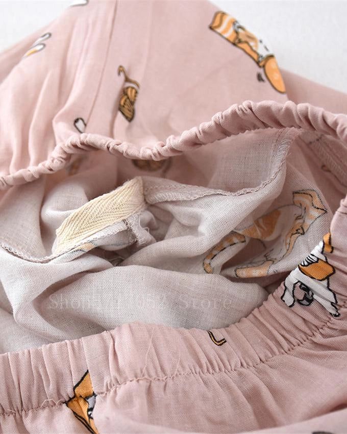 Détail d'un kimono rose avec motifs amusants. Tissu doux et confortable, idéal pour la détente. Découvrez nos kimonos uniques !