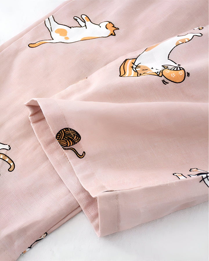 Kimono rose avec motifs de chats et de pelotes de laine. Vêtement de style japonais, confortable et original. Idéal pour un look décontracté et tendance.