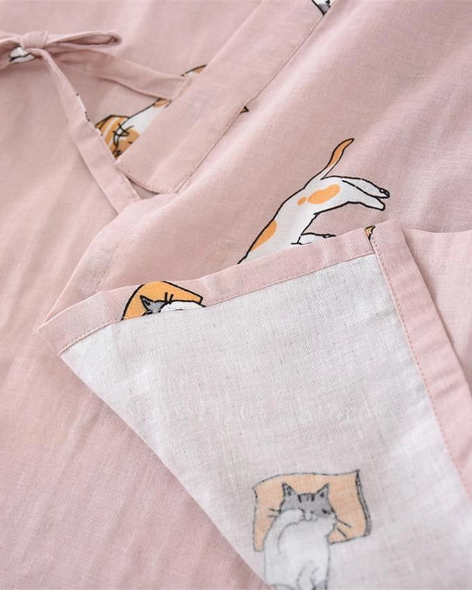 Kimono rose avec motifs de chats endormis. Vêtements de nuit confortables et mignons. Idéal pour se détendre à la maison. Découvrez notre collection de kimonos uniques.