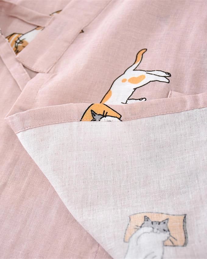 Kimono rose avec motif de chats mignons. Vêtements confortables et originaux, idéal pour les amoureux des chats. Découvrez notre collection de kimonos.