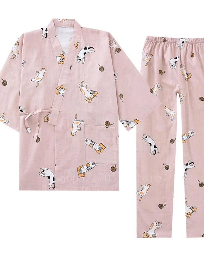 Kimono rose clair avec motifs de chats et pelotes de laine. Ensemble pyjama kimono confortable et mignon. Vêtements japonais à motifs d'animaux pour la détente.