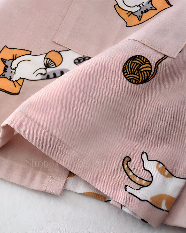Kimono rose pâle avec motifs de chats et de pelotes de laine. Vêtements de style japonais, motif chat mignon, idéal pour un look original et confortable. Découvrez notre collection de kimonos uniques.