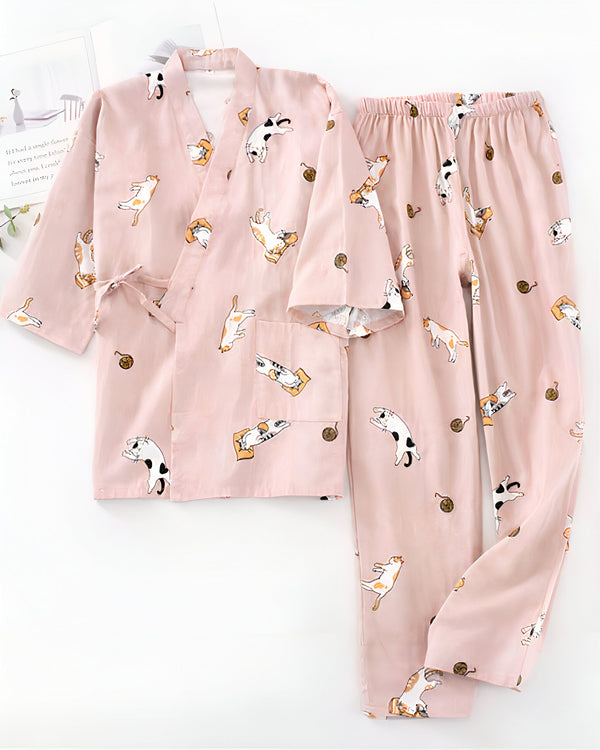 Ensemble kimono rose avec motif chat pour femme. Pyjama kimono confortable et élégant, idéal pour se détendre à la maison. Découvrez notre collection de kimonos uniques.