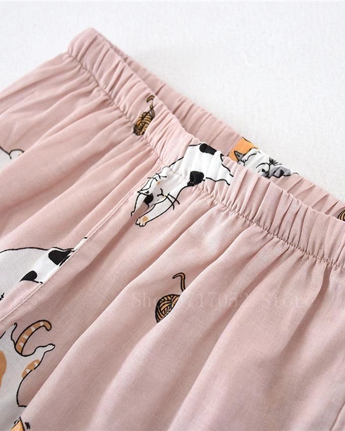 Pantalon de pyjama rose avec motifs de chats et pelotes de laine. Parfait pour compléter votre kimono de nuit avec style et confort. Vente de produits kimono.