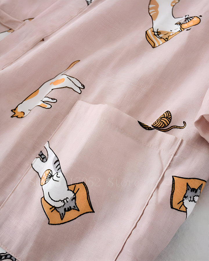 Détail d'un kimono rose clair avec motifs de chats mignons. Idéal pour les amoureux des chats.